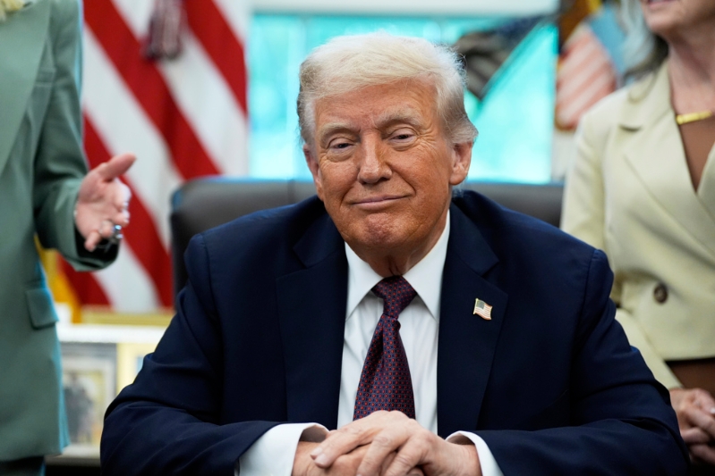 美国总统特朗普于2025年9月15日在华盛顿白宫椭圆形办公室内,签署一份备忘录前倾听。 美国总统特朗普于2025年9月15日在华盛顿白宫椭圆形办公室内,签署一份备忘录前倾听。