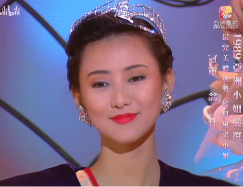 有指翁虹的后冠价值逾百万。 有指翁虹的后冠价值逾百万。