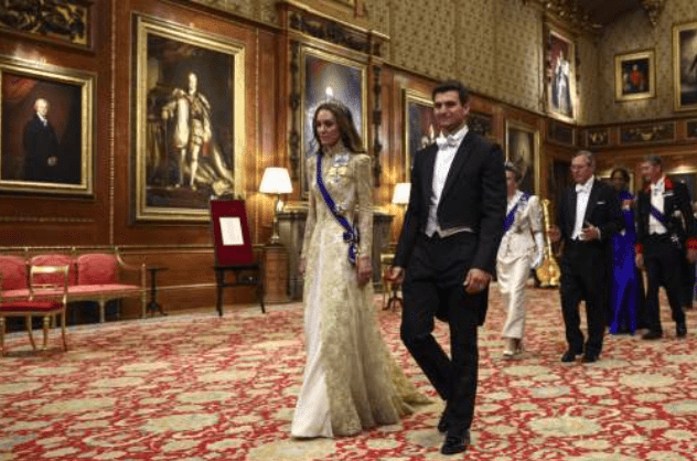 反观英国王室成员盛装出席,其中凯特王妃身穿英国设计师Phillipa Lepley订制的香槟金法式蕾丝长袍。 反观英国王室成员盛装出席,其中凯特王妃身穿英国设计师Phillipa Lepley订制的香槟金法式蕾丝长袍。