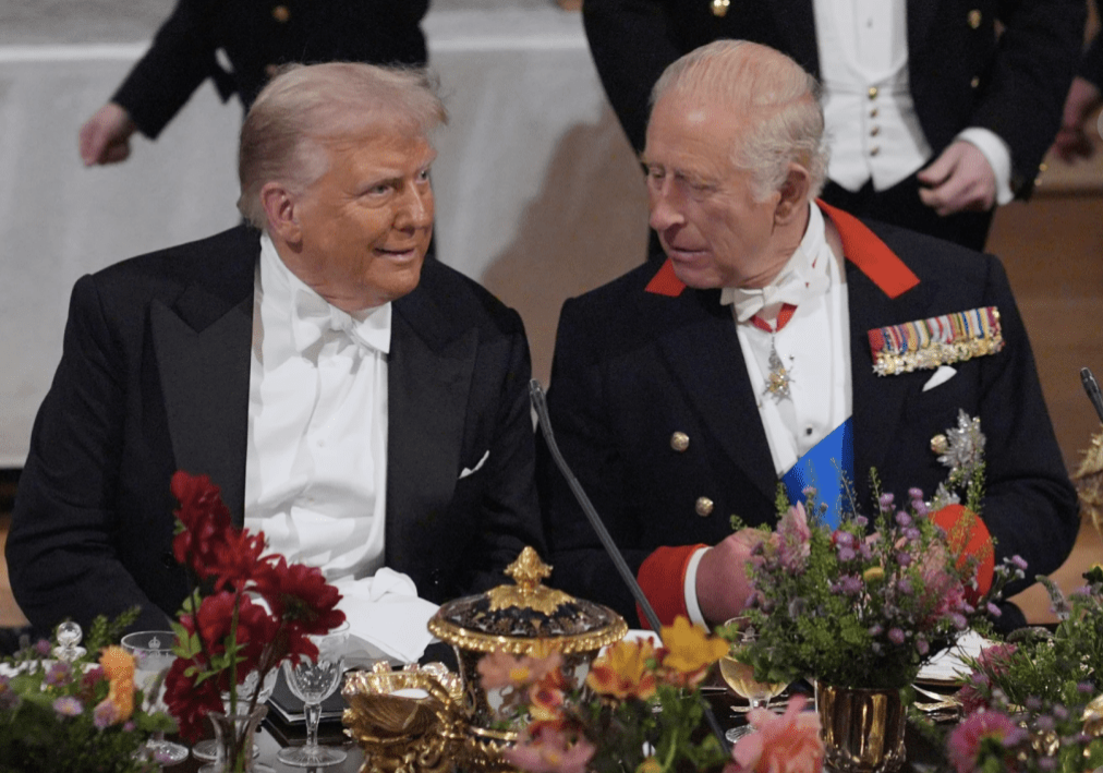 国宴上,查理斯三世致辞时赞扬特朗普「致力解决世上一些最棘手的冲突」。 国宴上,查理斯三世致辞时赞扬特朗普「致力解决世上一些最棘手的冲突」。