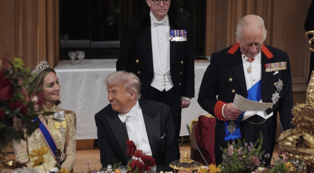 特朗普对着凯特露出有趣笑容。 特朗普对着凯特露出有趣笑容。