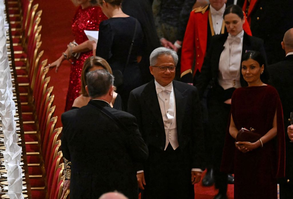 美国总统特朗普17日率领英伟达(NVIDIA)执行长黄仁勋(见图中)等科技业大老访问英国。 美国总统特朗普17日率领英伟达(NVIDIA)执行长黄仁勋(见图中)等科技业大老访问英国。