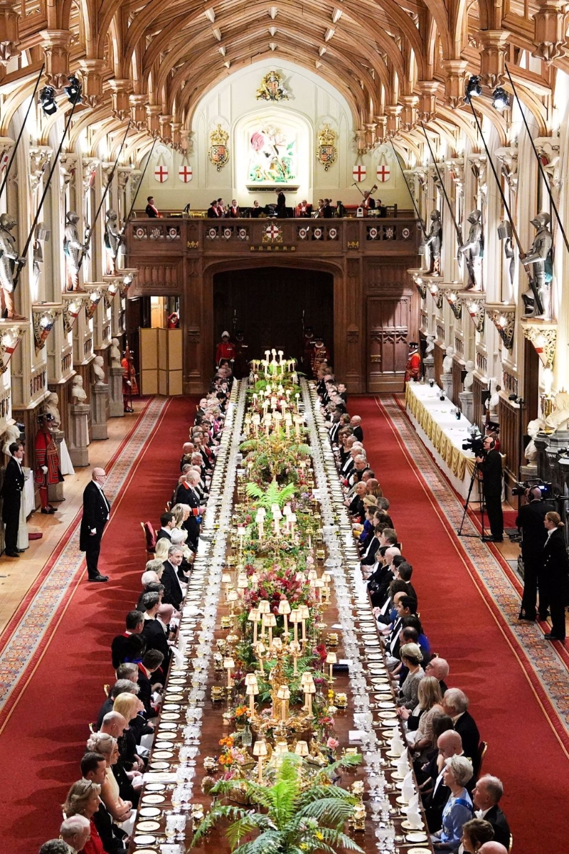 这场盛宴招待160位宾客。 这场盛宴招待160位宾客。