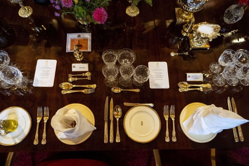 招待特朗普的英国国宴餐桌摆设讲究,刀叉用手工磨亮。 招待特朗普的英国国宴餐桌摆设讲究,刀叉用手工磨亮。