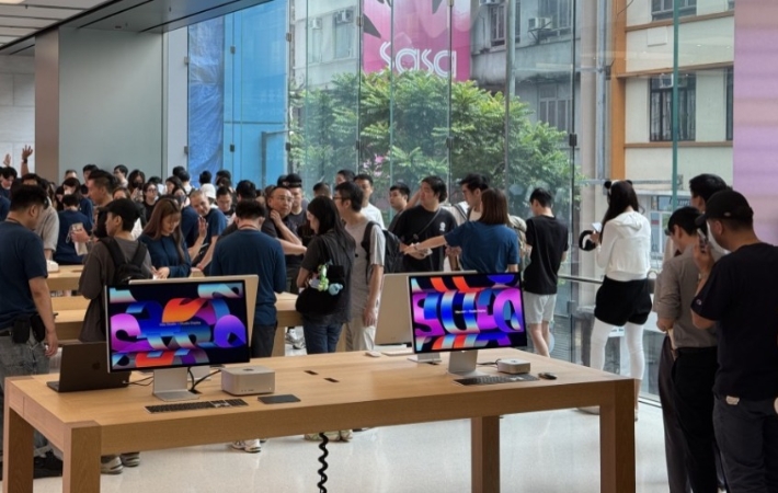 Apple iPhone 17系列今早(19日)8时开售,现场人头涌涌。 Apple iPhone 17系列今早(19日)8时开售,现场人头涌涌。