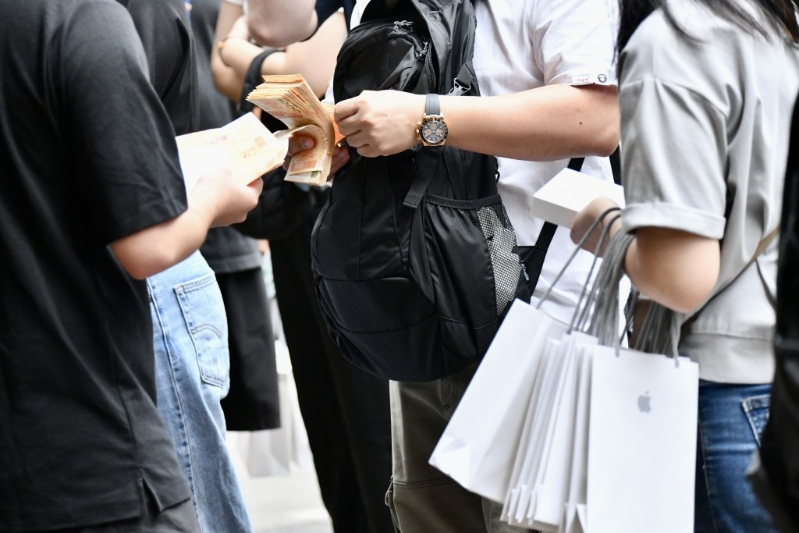 原价10,199元的宇宙橙17 Pro Max 256GB回收价达12,300元,即每部净赚2,100元。 原价10,199元的宇宙橙17 Pro Max 256GB回收价达12,300元,即每部净赚2,100元。