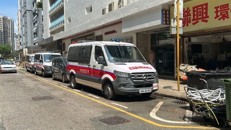 警方到现场勘查。 警方到现场勘查。