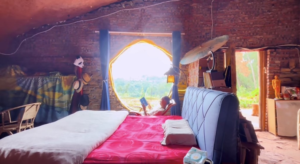 四川男子在崖壁下安家。 四川男子在崖壁下安家。