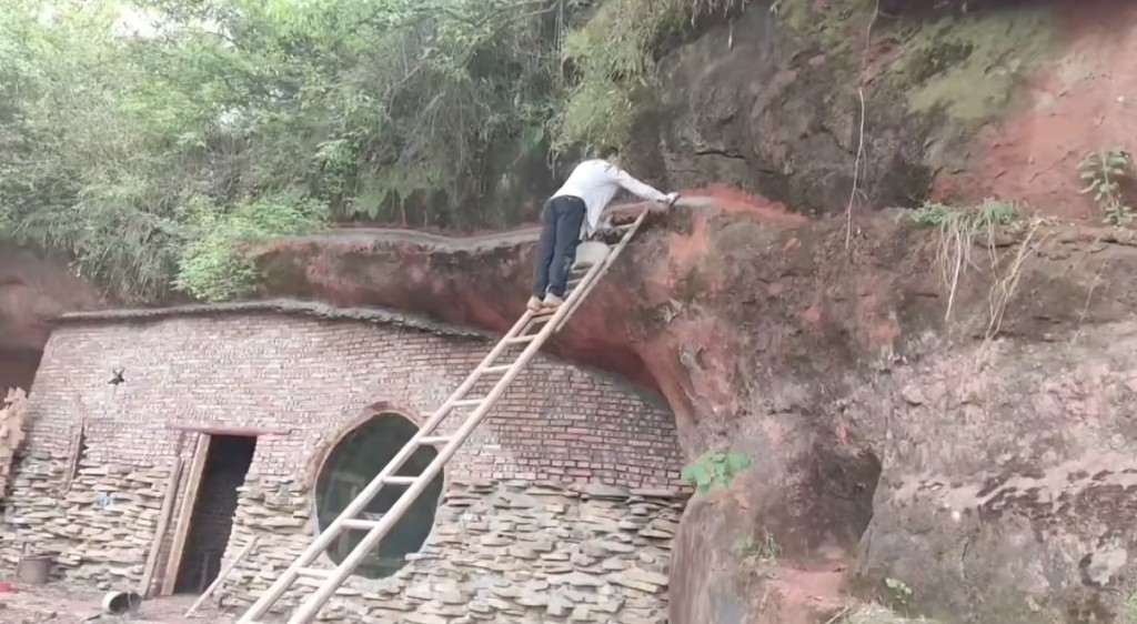 四川35岁男子在崖壁下安家 四川35岁男子在崖壁下安家