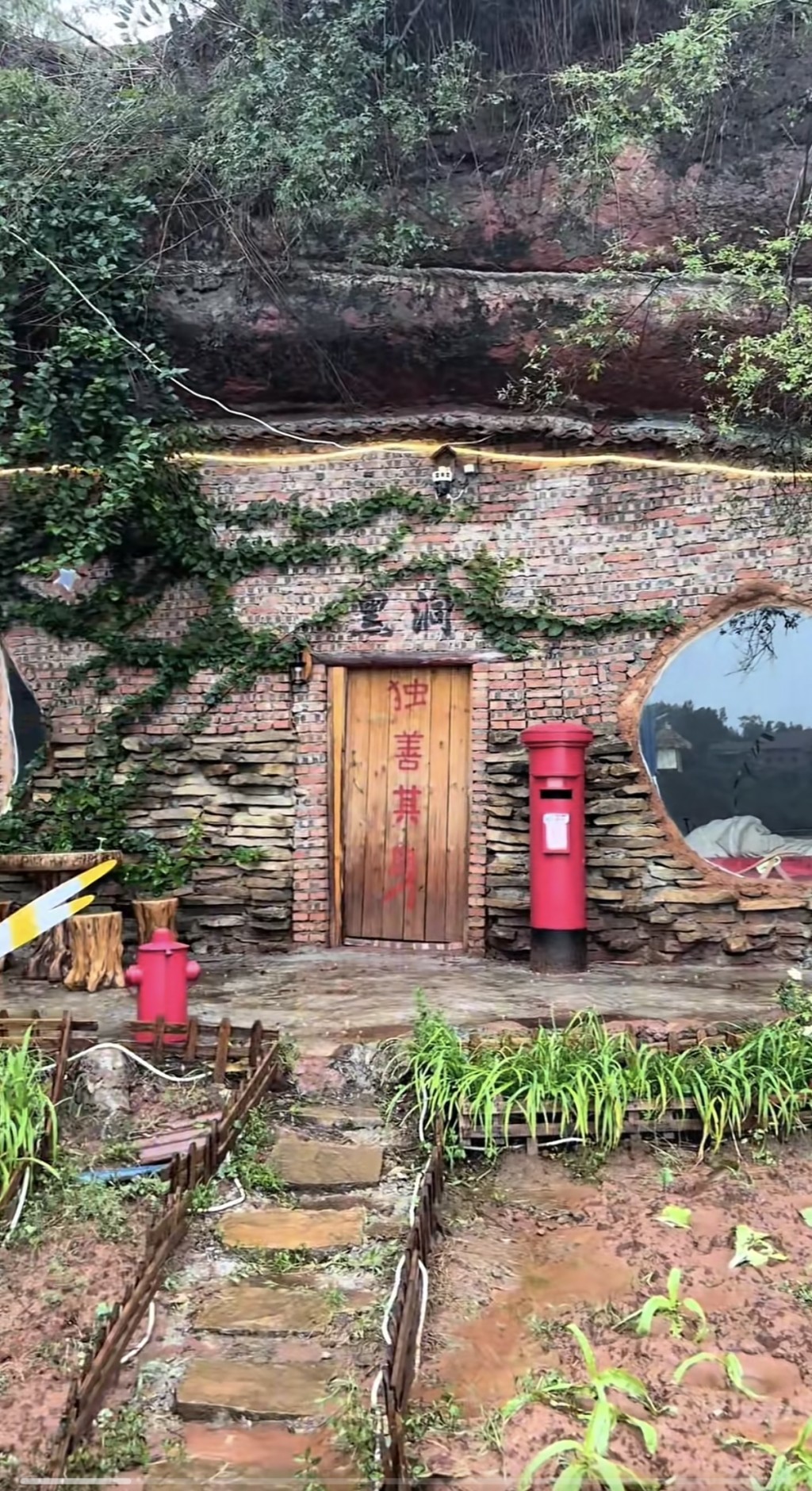 四川35岁男子在崖壁下安家。 四川35岁男子在崖壁下安家。