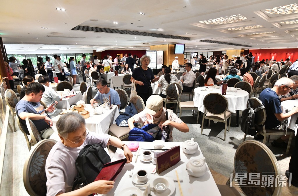 今年餐饮业总消费额与去年相若,中餐收入下跌。 今年餐饮业总消费额与去年相若,中餐收入下跌。