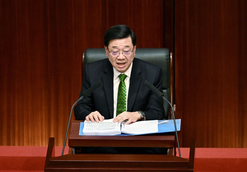 李家超表示,多了外国学生,可以互相沟通交流,扩阔本地生视野。 李家超表示,多了外国学生,可以互相沟通交流,扩阔本地生视野。