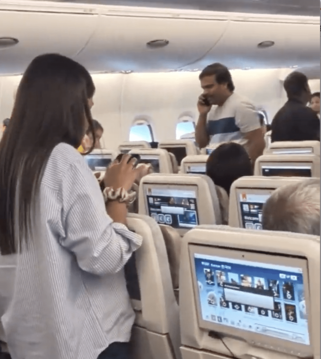 旧金山国际机场一班准备飞往印度的阿联酋航空客机上,有乘客要求落机。 旧金山国际机场一班准备飞往印度的阿联酋航空客机上,有乘客要求落机。