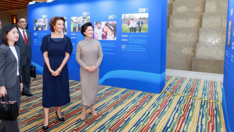 彭丽媛和阿祖莱(中)观看教科文组织的图片展 彭丽媛和阿祖莱(中)观看教科文组织的图片展