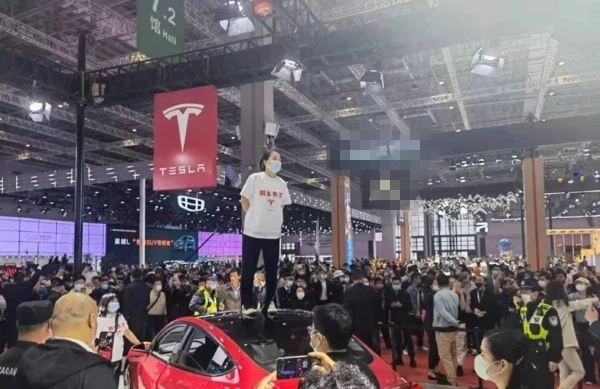 「车顶维权」女车主告赢Tesla,法院判交出「完整行车数据」 「车顶维权」女车主告赢Tesla,法院判交出「完整行车数据」