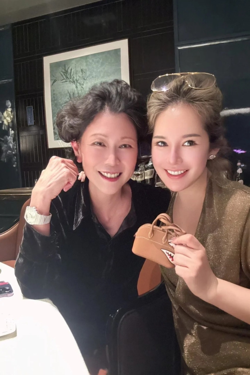 周凯旋出手相当大方,有眼利的网民查出,她送给葛雯竹的礼物是Hermès出品的Bolide Shark Charm挂饰。 周凯旋出手相当大方,有眼利的网民查出,她送给葛雯竹的礼物是Hermès出品的Bolide Shark Charm挂饰。