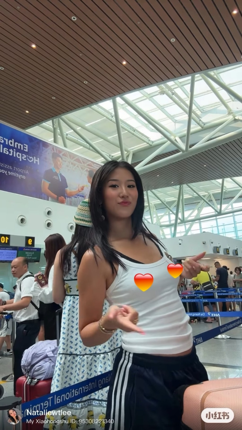 李婉华大女Natalie虽然有穿内衣,却疑似「飞钉」。 李婉华大女Natalie虽然有穿内衣,却疑似「飞钉」。