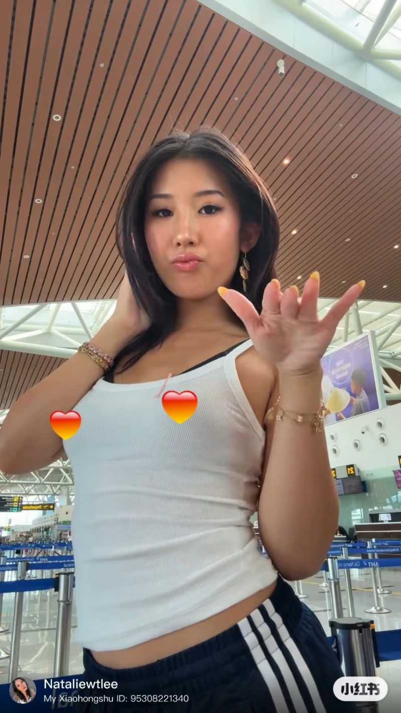 李婉华大女Natalie打扮火辣。 李婉华大女Natalie打扮火辣。