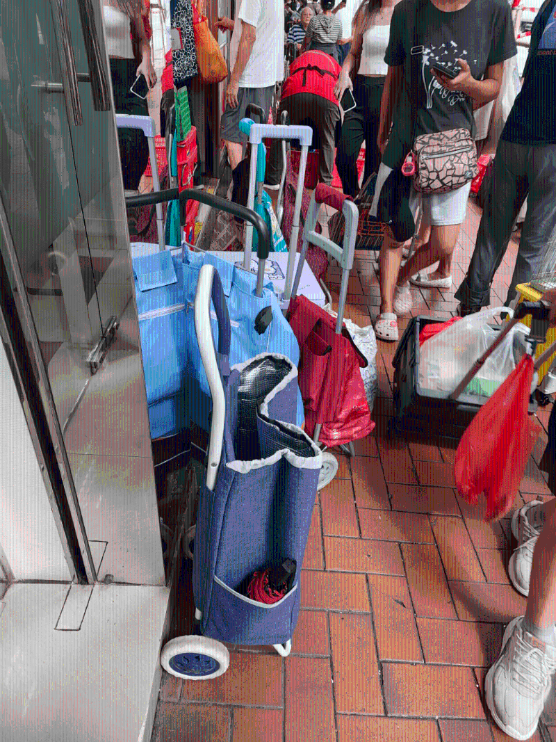 有网民幽默地形容是买餸车大战 有网民幽默地形容是买餸车大战