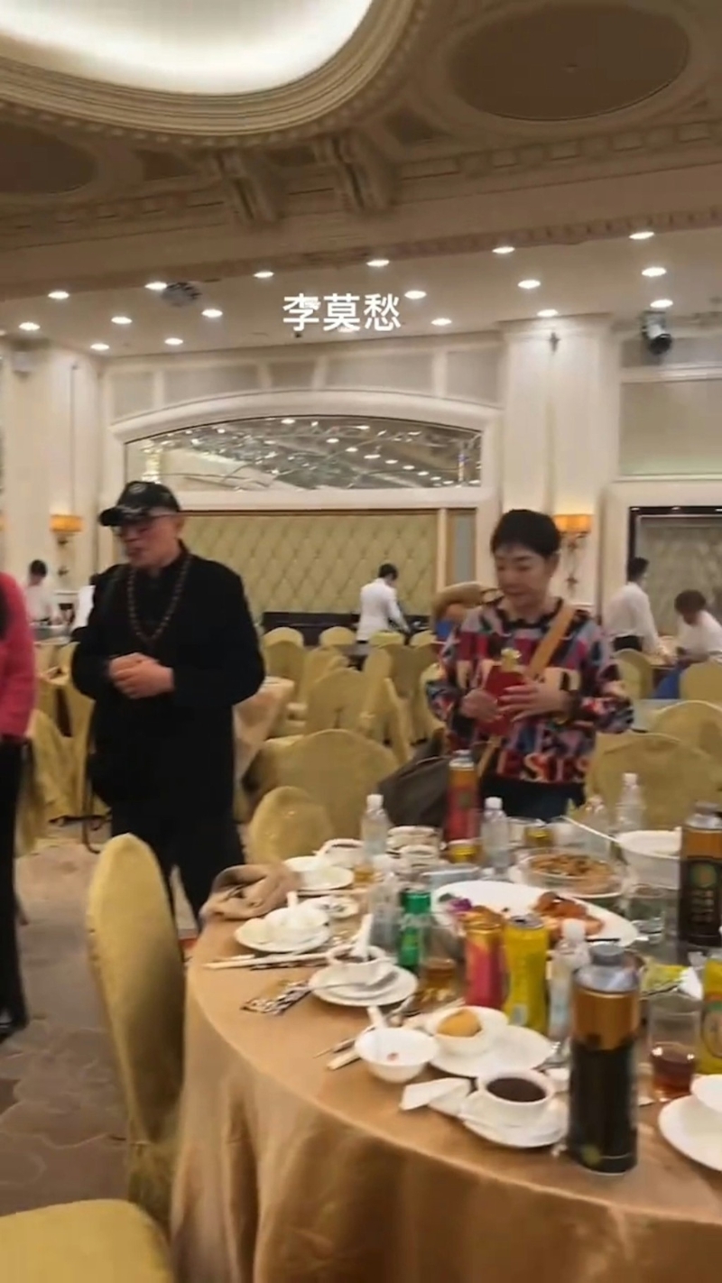 散席时雪梨背起容量甚大的手袋,神情有点呆滞,并走近其中一张枱,拿起枱上一瓶酒。 散席时雪梨背起容量甚大的手袋,神情有点呆滞,并走近其中一张枱,拿起枱上一瓶酒。