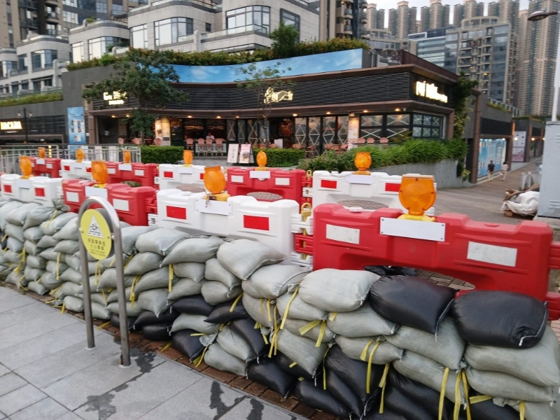 附着水马的双重沙包阵,已妥妥的放在两边大路出入口。 沙包静观昨日暴风雨前夕的落 霞,大有笑看风云的气慨。 附着水马的双重沙包阵,已妥妥的放在两边大路出入口。 沙包静观昨日暴风雨前夕的落 霞,大有笑看风云的气慨。