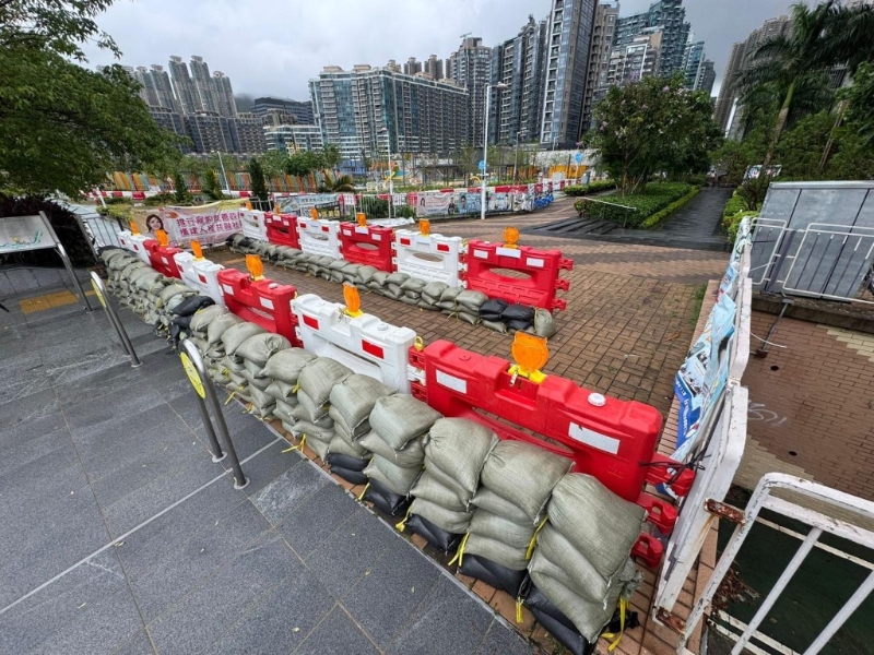 facebook群组「将军澳主场」昨日(22日) 以「顶住呀!」为题上载沙包相片,回应的网民形容情况「好似打仗咁」。 facebook群组「将军澳主场」昨日(22日) 以「顶住呀!」为题上载沙包相片,回应的网民形容情况「好似打仗咁」。