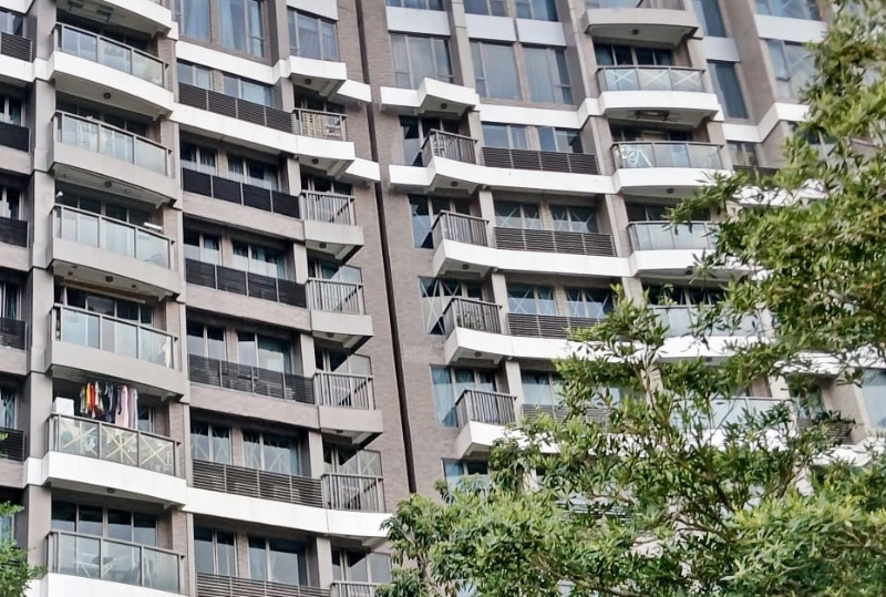 沿海滨长廊而建的海景豪宅,居民也都提升 防风战力,不少单位早已贴上交叉形或米字形的胶纸防风。 沿海滨长廊而建的海景豪宅,居民也都提升 防风战力,不少单位早已贴上交叉形或米字形的胶纸防风。