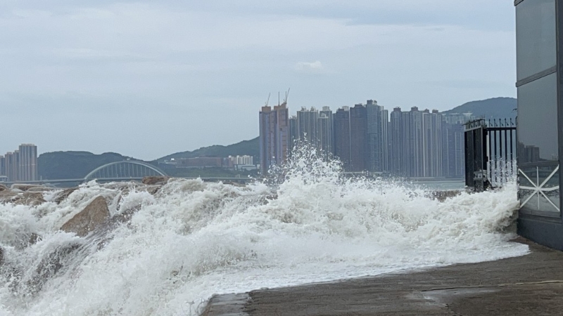 柴湾堕海现场巨浪拍岸极危险 柴湾堕海现场巨浪拍岸极危险