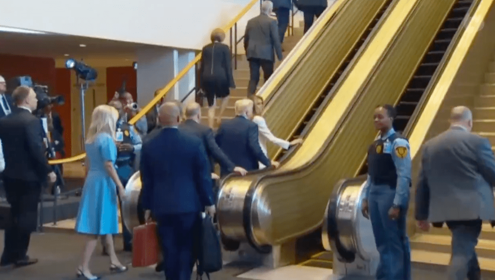 特朗普与第一夫人梅拉尼娅抵达纽约联合国总部正门后,让记者拍完照,便登上自动扶梯,岂料扶梯竟然立即停止,令特朗普和梅拉尼娅露出尴尬神色。 特朗普与第一夫人梅拉尼娅抵达纽约联合国总部正门后,让记者拍完照,便登上自动扶梯,岂料扶梯竟然立即停止,令特朗普和梅拉尼娅露出尴尬神色。