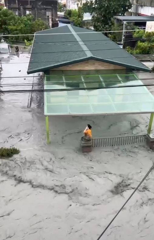 受「风王」桦加沙影响,花莲堰塞湖溢流,造成严重破坏,大量民众受困 受「风王」桦加沙影响,花莲堰塞湖溢流,造成严重破坏,大量民众受困