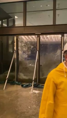 洪水冲入酒店。 洪水冲入酒店。