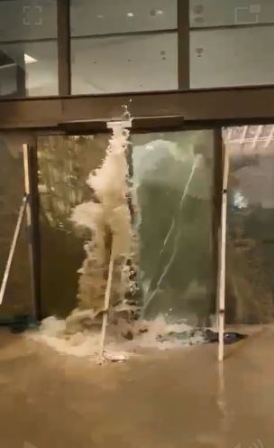 洪水冲爆酒店玻璃门。 洪水冲爆酒店玻璃门。