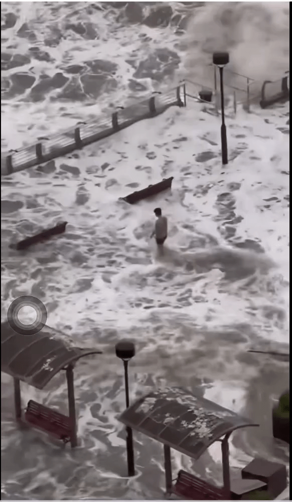 风暴潮淹浸海滨长廊掀巨浪 风暴潮淹浸海滨长廊掀巨浪