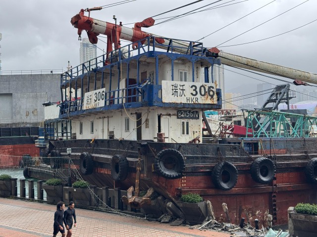 红磡海面趸船撞岸栏杆严重损毁 红磡海面趸船撞岸栏杆严重损毁