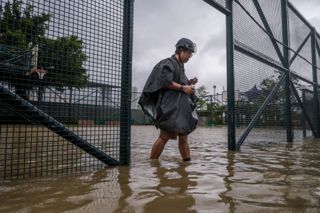 鲤鱼门篮球场被水淹浸 鲤鱼门篮球场被水淹浸
