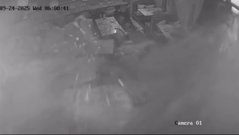 从片中可见,巨浪突然涌入,撞破玻璃门。 从片中可见,巨浪突然涌入,撞破玻璃门。