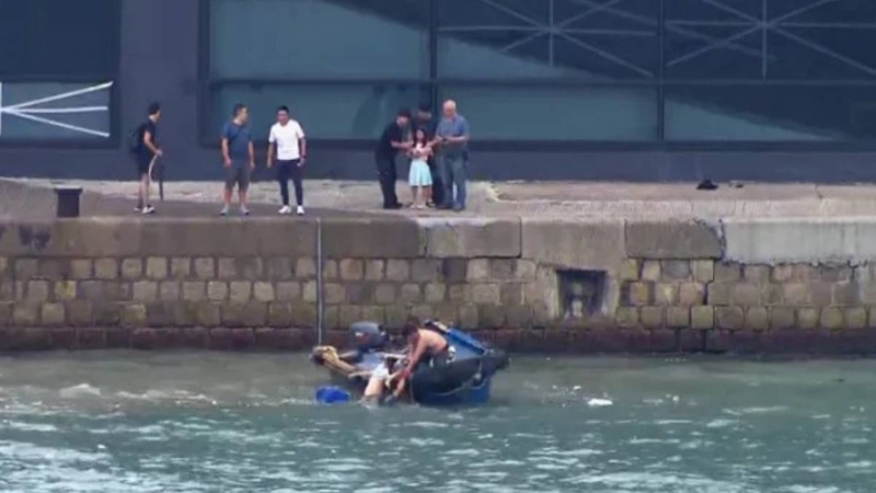 深圳渔民梁北喜、梁浩贤父子,义勇救回柴湾堕海的观浪母子。 深圳渔民梁北喜、梁浩贤父子,义勇救回柴湾堕海的观浪母子。