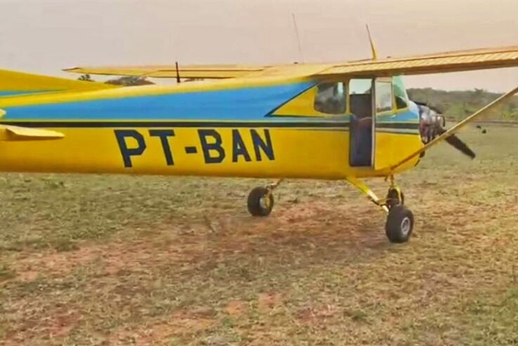 失事的小型飞机。 失事的小型飞机。