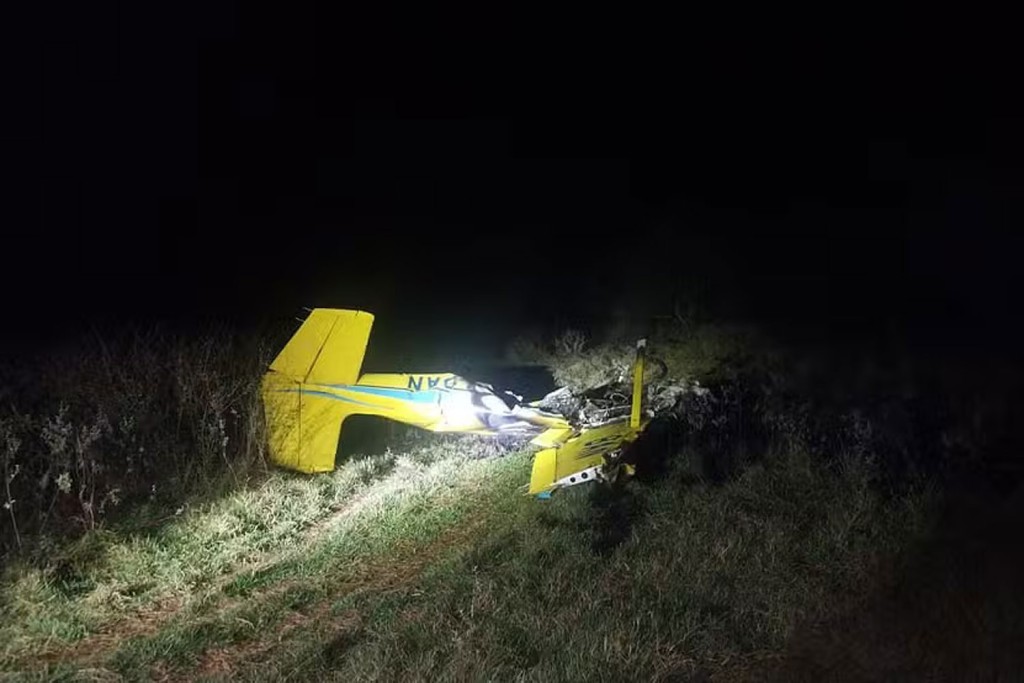 坠毁后的小型飞机。 坠毁后的小型飞机。