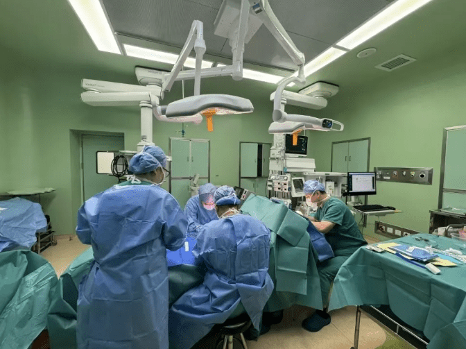 珠海男子凌晨骑车摔伤下体,医生紧急施救 珠海男子凌晨骑车摔伤下体,医生紧急施救