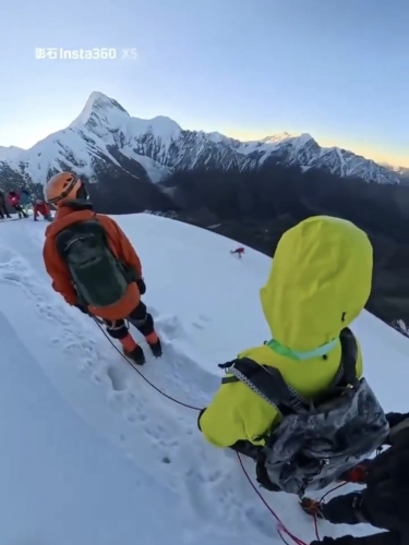 一人滑坠落崖死亡 一人滑坠落崖死亡