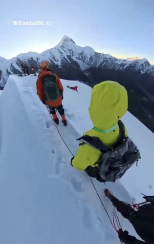 四川康定那玛峰一人滑坠落崖死亡。 四川康定那玛峰一人滑坠落崖死亡。