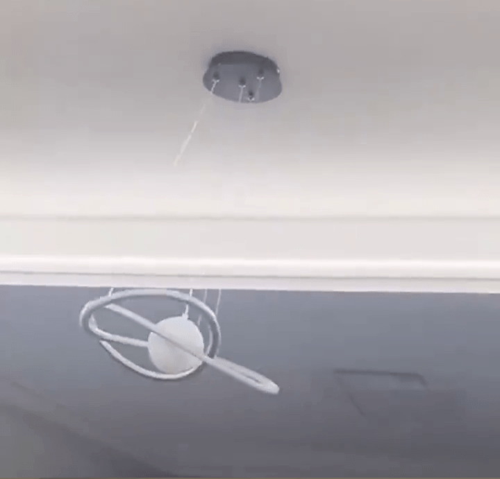 有居民拍到吊灯摇晃剧烈。 有居民拍到吊灯摇晃剧烈。