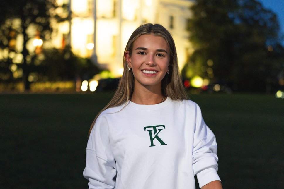 特朗普18岁孙女凯伊X推出自家服饰品牌,在白宫亲拍宣传照,展现甜美笑容。 特朗普18岁孙女凯伊X推出自家服饰品牌,在白宫亲拍宣传照,展现甜美笑容。