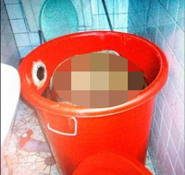 死者被人塞入胶桶内,加入强酸溶尸。 死者被人塞入胶桶内,加入强酸溶尸。