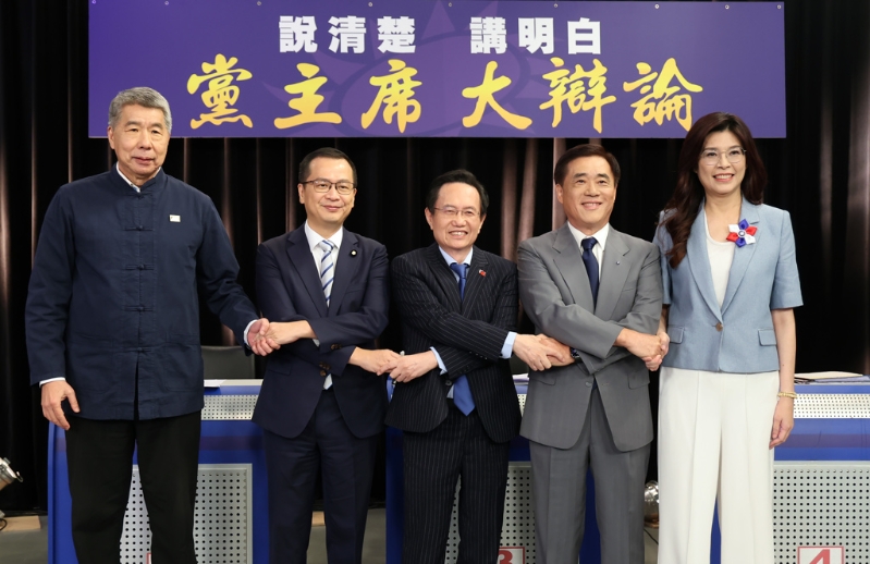 “说清楚、讲明白,党主席大辩论”27日在中天电视台举行,国民党主席候选人张亚中(左起)、罗智强、蔡志弘、郝龙斌、郑丽文出席并交互握手合影表达团结。 “说清楚、讲明白,党主席大辩论”27日在中天电视台举行,国民党主席候选人张亚中(左起)、罗智强、蔡志弘、郝龙斌、郑丽文出席并交互握手合影表达团结。