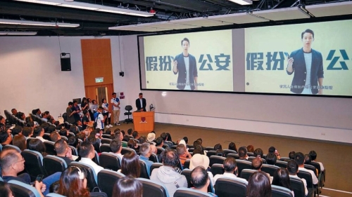 港漂新生泄资如“裸奔” 港漂新生泄资如“裸奔”