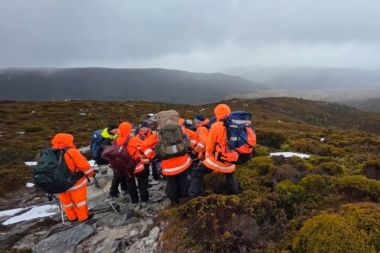 搜救人员因环境恶劣,要翌日才能救出被困中国游客。 搜救人员因环境恶劣,要翌日才能救出被困中国游客。