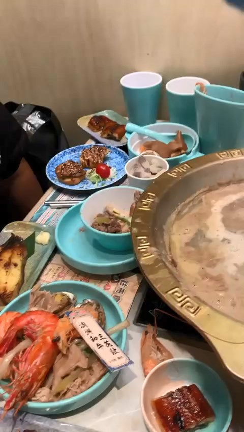 二人的枱上有大量食物。 二人的枱上有大量食物。