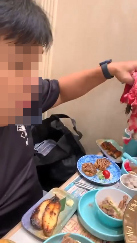 男子表现慌张,从袋内取出一大堆肥牛 男子表现慌张,从袋内取出一大堆肥牛